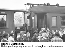 Partiolaisia ja saattajia Helsingin rautatieasemalla.
