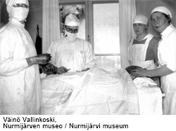Nurmijärven sairaalan leikkaussalissa potilaan ympärillä lääkäri ja hoitajia